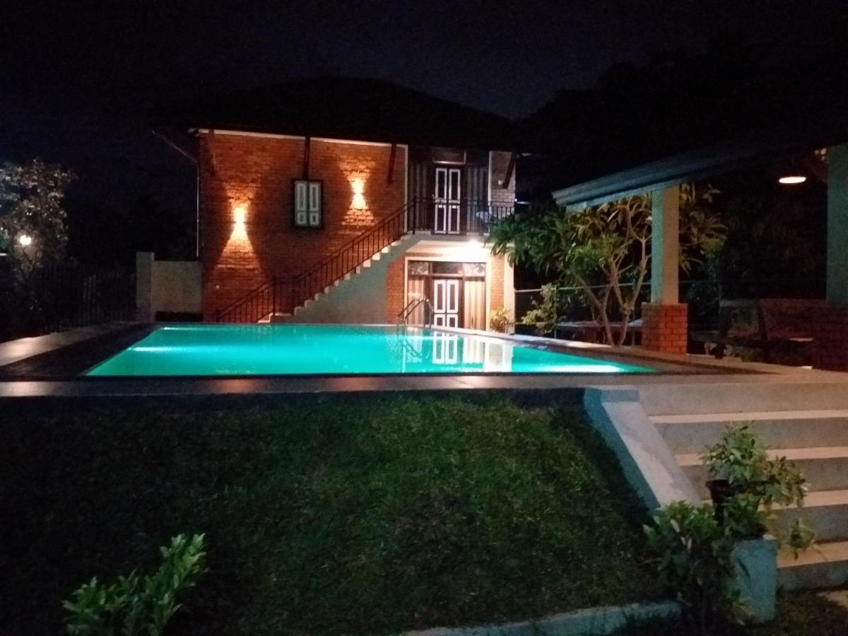 Wood Negombo