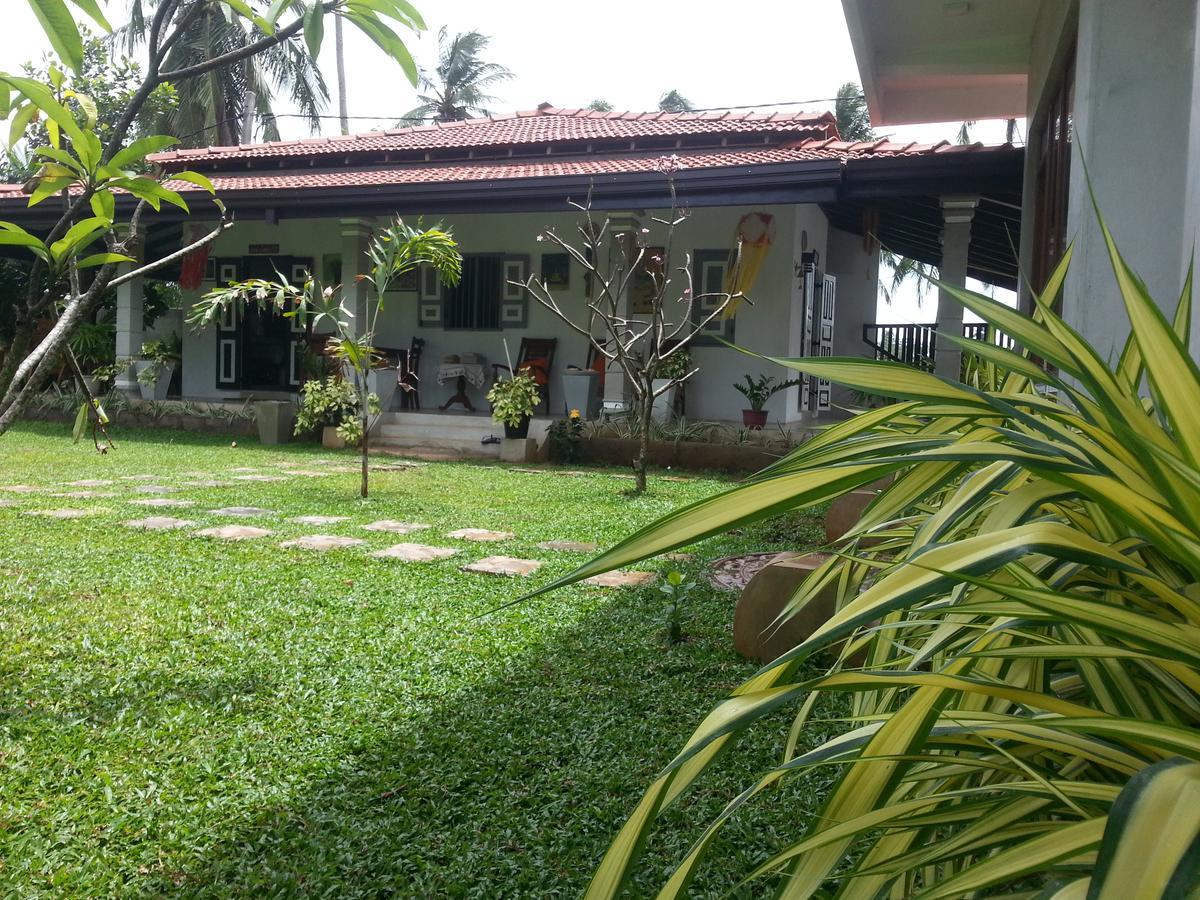 Wood Bed & Breakfast Negombo